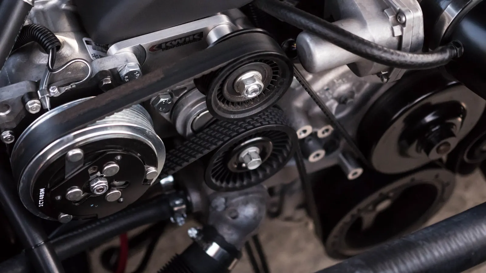 Moteur et courroies en atelier