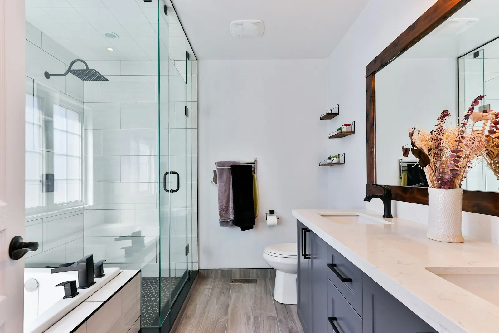 Salle de bain rénovée avec douche à l'italienne
