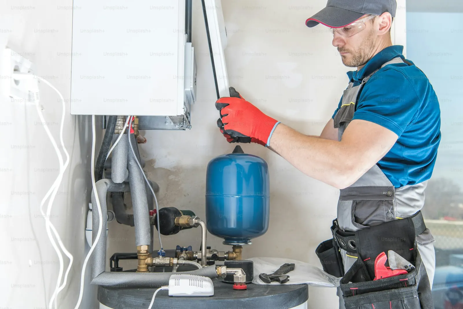 Technicien installant un chauffe-eau mural